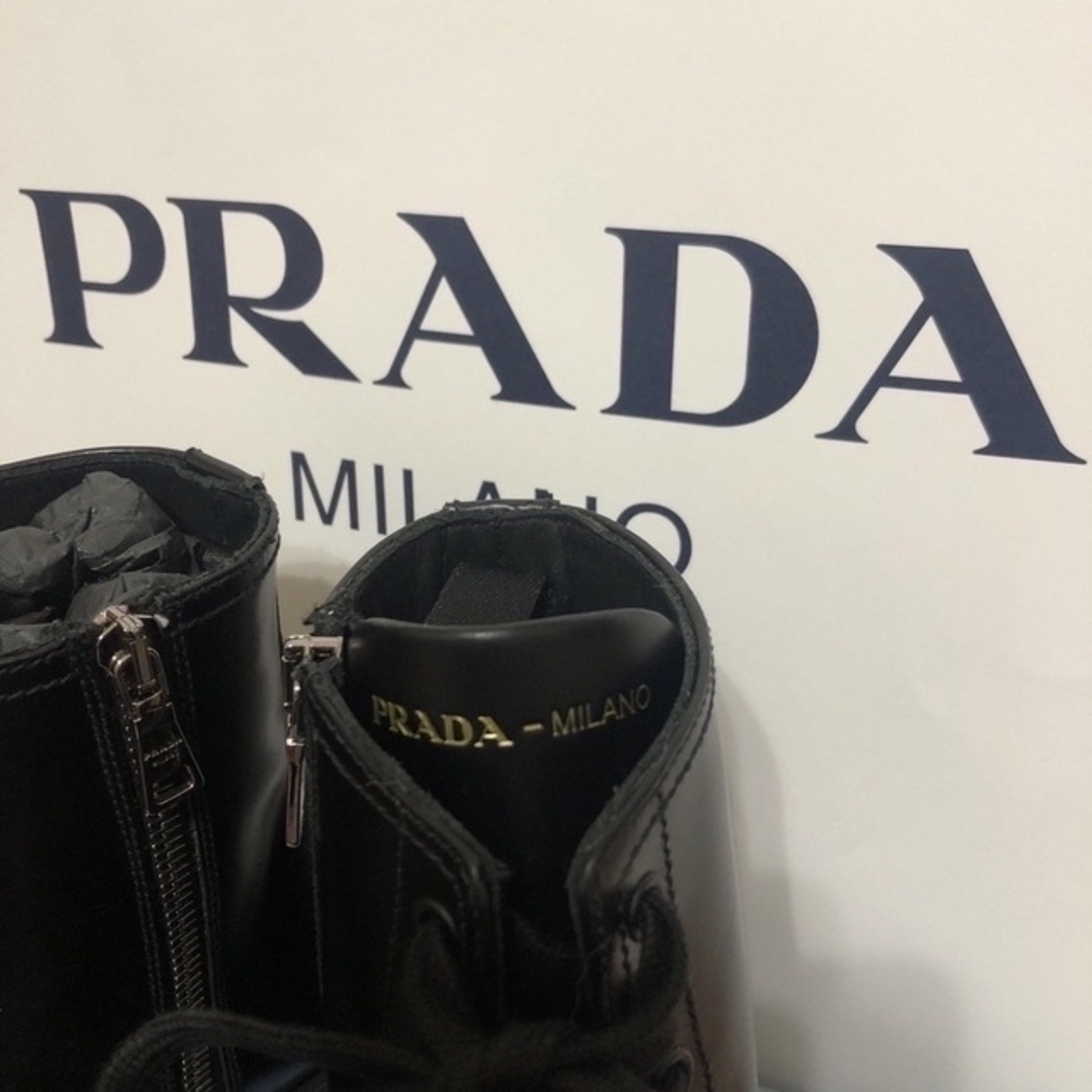 PRADA(プラダ)の日曜までセール新品・未使用品・プラダ  レースアップブーツ　34 1/2 箱つき レディースの靴/シューズ(ブーツ)の商品写真