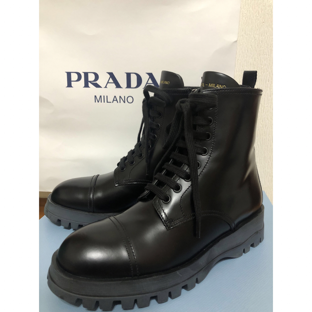 PRADA(プラダ)の日曜までセール新品・未使用品・プラダ  レースアップブーツ　34 1/2 箱つき レディースの靴/シューズ(ブーツ)の商品写真