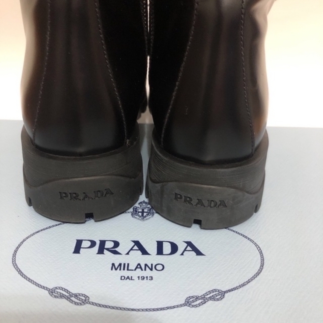 PRADA(プラダ)の日曜までセール新品・未使用品・プラダ  レースアップブーツ　34 1/2 箱つき レディースの靴/シューズ(ブーツ)の商品写真