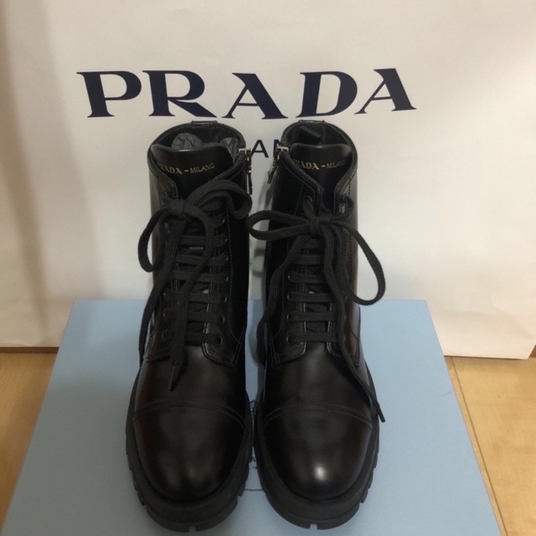 PRADA(プラダ)の日曜までセール新品・未使用品・プラダ  レースアップブーツ　34 1/2 箱つき レディースの靴/シューズ(ブーツ)の商品写真