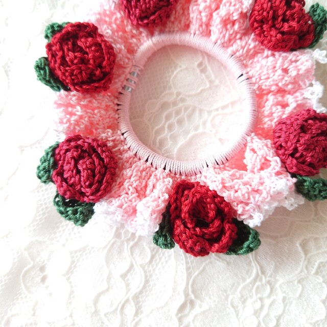 シュシュ　ピンク＆赤薔薇　バラ　レース編み　手編み　かぎ編み　ハンドメイド