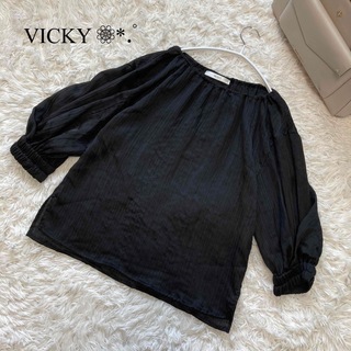 ビッキー(VICKY)の最終値下げ！VICKY カットソー 光沢感 ブラック Mサイズ 良品(カットソー(半袖/袖なし))