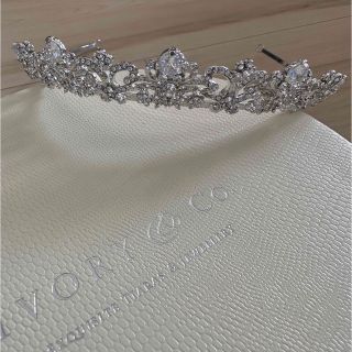 ヴェラウォン(Vera Wang)のivory&co Elizabeth ティアラ(ヘッドドレス/ドレス)