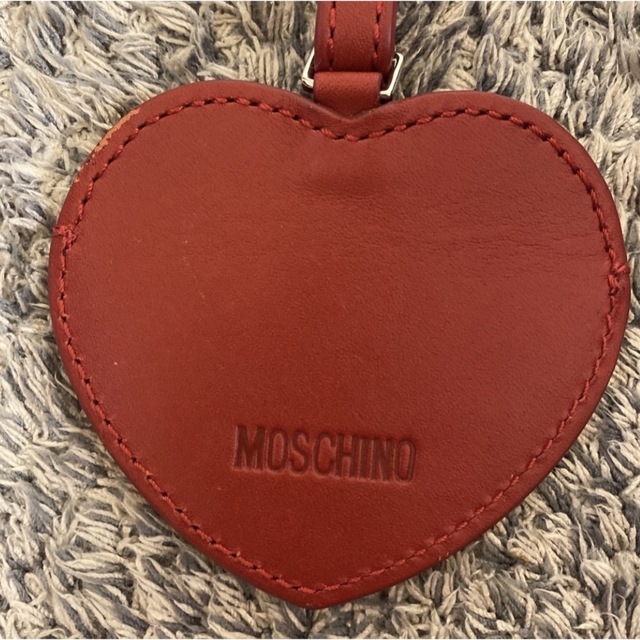 MOSCHINO(モスキーノ)のモスキーノ　MOSCHINO ネームタグ　スーツケース　ハート インテリア/住まい/日用品の日用品/生活雑貨/旅行(旅行用品)の商品写真