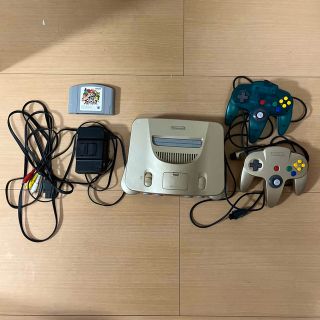 ニンテンドウ64(NINTENDO 64)の任天堂64 ゴールドモデル(家庭用ゲーム機本体)