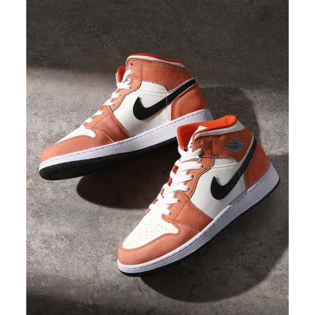 NIKE(ナイキ)の23.5【新品】NIKE AIR JORDAN 1 MID GS ピンクオレンジ レディースの靴/シューズ(スニーカー)の商品写真