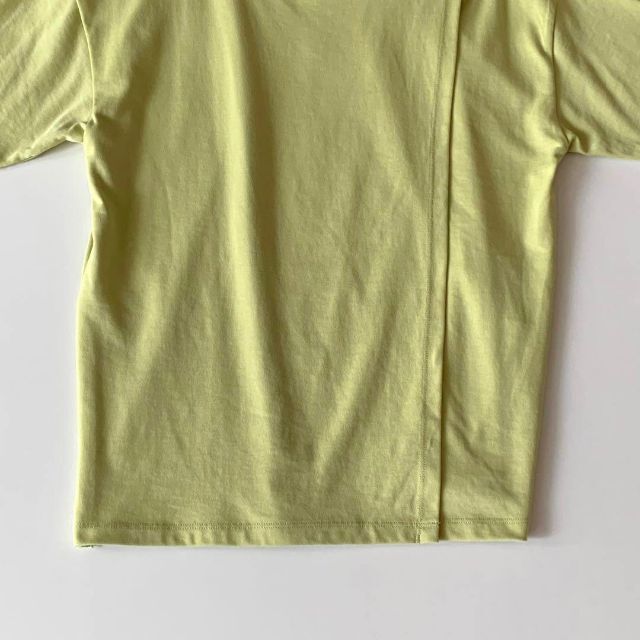 AZUL by moussy(アズールバイマウジー)のAZUL by MOUSSY グリーンTシャツ 肩出し カットアウトシャツ レディースのトップス(Tシャツ(半袖/袖なし))の商品写真