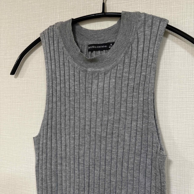 Bershka(ベルシュカ)の【値下げ】Bershka ベルシュカ ノースリーブニット グレー レディースのトップス(カットソー(半袖/袖なし))の商品写真