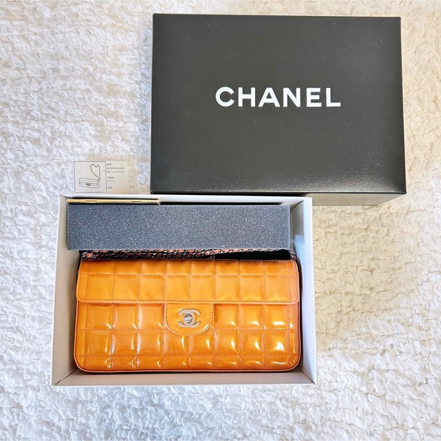 CHANEL(シャネル)の《正規品》CHANEL エナメル チェーン ショルダーバッグ チョコバーパテント レディースのバッグ(ショルダーバッグ)の商品写真