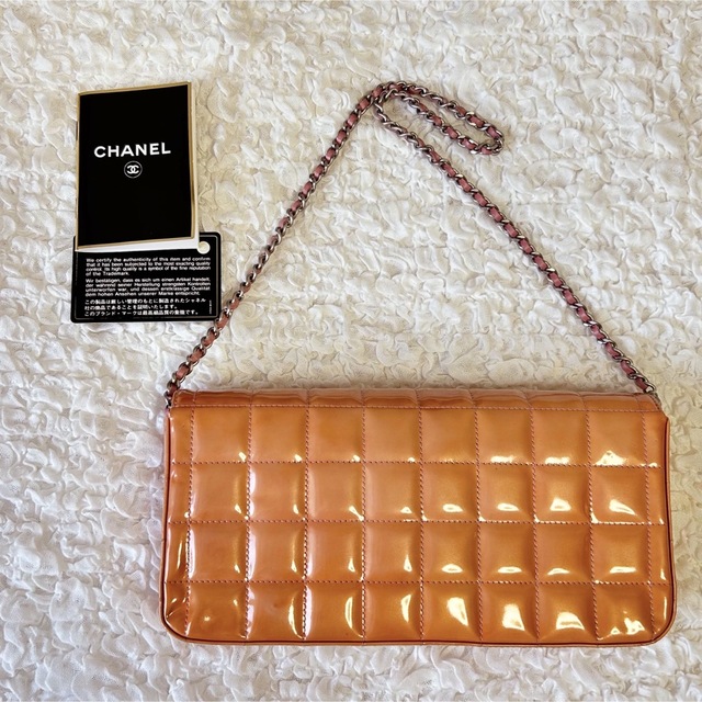 CHANEL(シャネル)の《正規品》CHANEL エナメル チェーン ショルダーバッグ チョコバーパテント レディースのバッグ(ショルダーバッグ)の商品写真