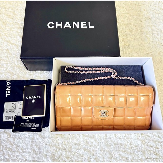 CHANEL(シャネル)の《正規品》CHANEL エナメル チェーン ショルダーバッグ チョコバーパテント レディースのバッグ(ショルダーバッグ)の商品写真