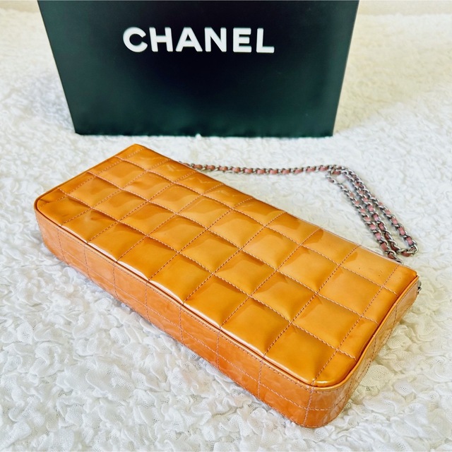 CHANEL(シャネル)の《正規品》CHANEL エナメル チェーン ショルダーバッグ チョコバーパテント レディースのバッグ(ショルダーバッグ)の商品写真