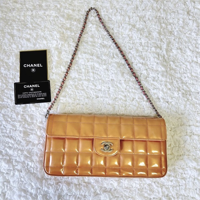CHANEL(シャネル)の《正規品》CHANEL エナメル チェーン ショルダーバッグ チョコバーパテント レディースのバッグ(ショルダーバッグ)の商品写真