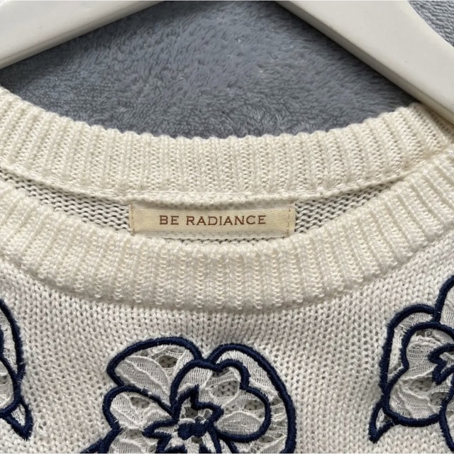 BE RADIANCE(ビーラディエンス)の【BE  RADIANCE】ハイビスカス 刺繍 ホワイト ニットセーター レディースのトップス(ニット/セーター)の商品写真