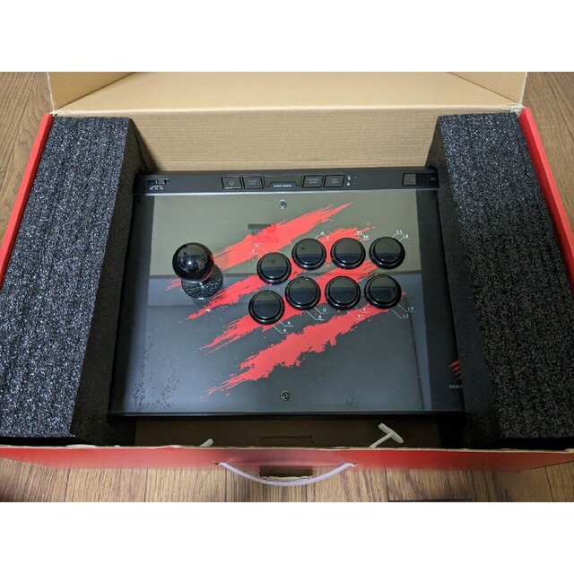 PlayStation4(プレイステーション4)のMad Catz マッドキャッツ アーケードコントローラー E.G.O. エンタメ/ホビーのゲームソフト/ゲーム機本体(その他)の商品写真