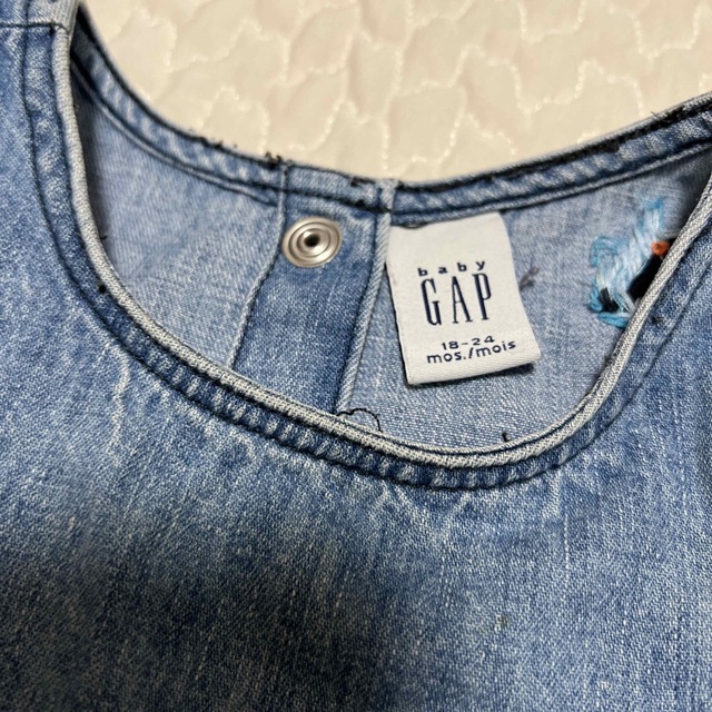 babyGAP(ベビーギャップ)のbaby GAP  デニム　ワンピース　刺繍　18-24 キッズ/ベビー/マタニティのキッズ服女の子用(90cm~)(ワンピース)の商品写真