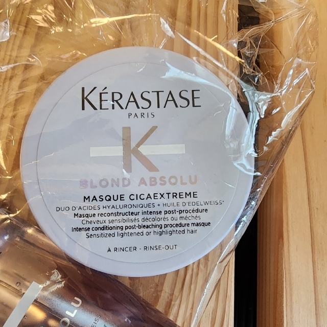 KERASTASE(ケラスターゼ)の【新品】 KERASTASEﾌﾞﾗｼ& ｼｬﾝﾌﾟｰ&ｼｶﾏｽｸ&ﾊﾞｽｿﾙﾄ コスメ/美容のヘアケア/スタイリング(シャンプー/コンディショナーセット)の商品写真