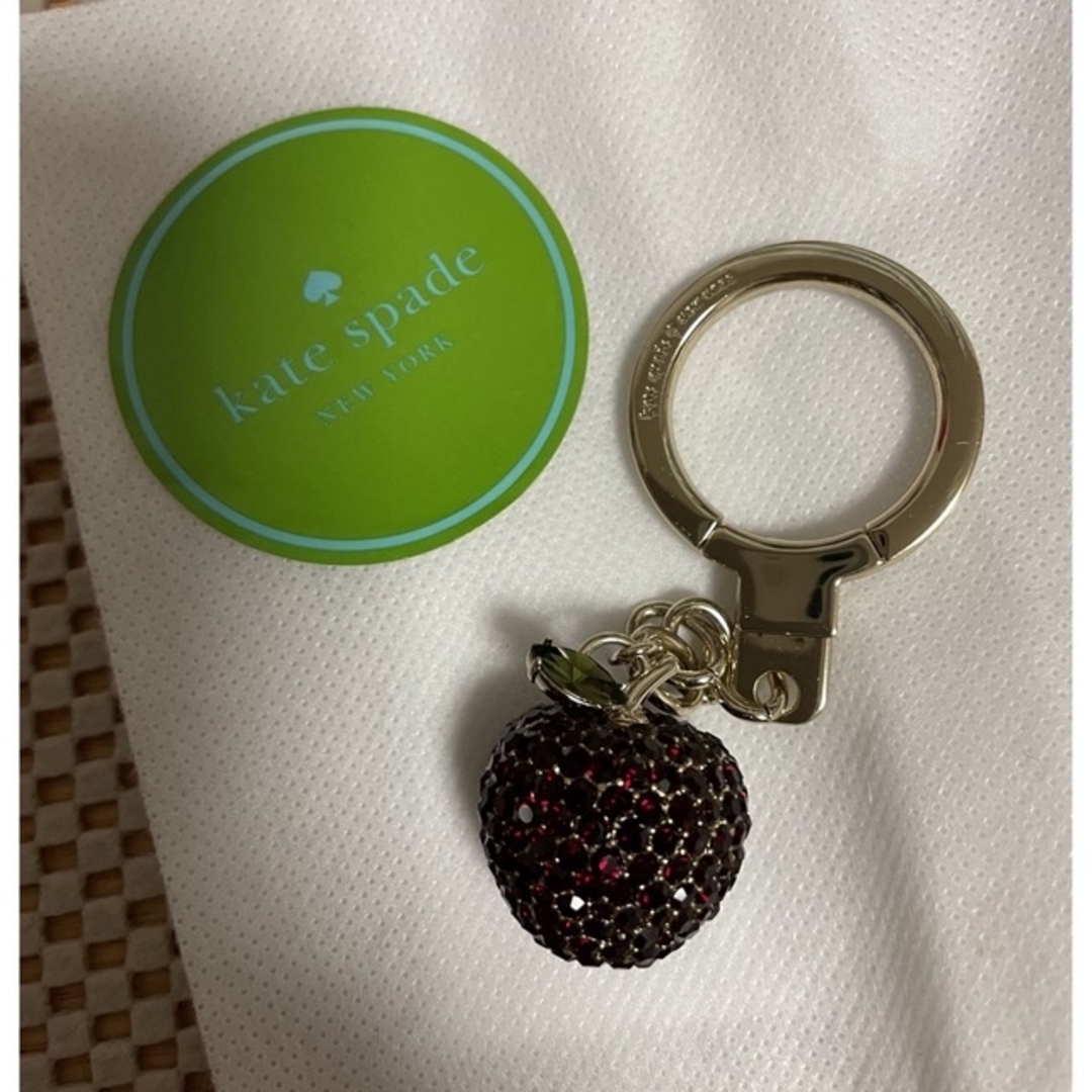 kate spade new york(ケイトスペードニューヨーク)の【新品】kate spade キーフォブ　アップル レディースのファッション小物(キーホルダー)の商品写真