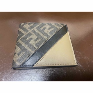 フェンディ(FENDI)の【ほぼ新品】フェンディ　二つ折り財布　箱付き(折り財布)