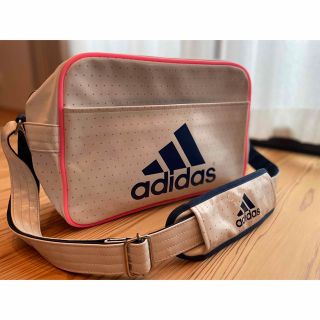 アディダス(adidas)のアディダス　エナメルバッグ　白×ピンク(ショルダーバッグ)