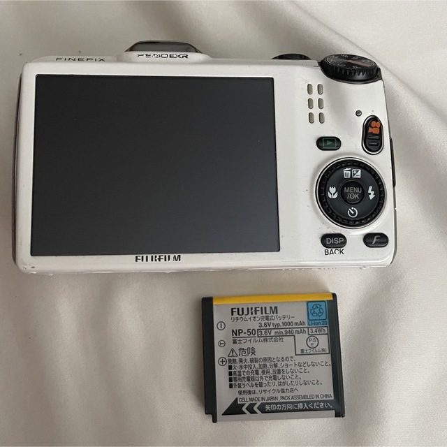 フジフィルム FINEPIX ホワイト スマホ/家電/カメラのカメラ(コンパクトデジタルカメラ)の商品写真