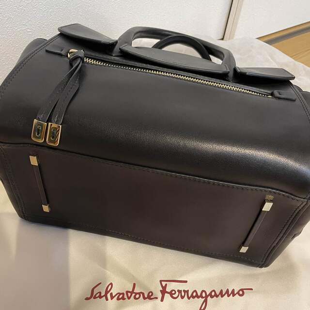 Salvatore Ferragamo(サルヴァトーレフェラガモ)のフェラガモ　ブラック　シック　新品美品　希少　プレゼント レディースのバッグ(ハンドバッグ)の商品写真