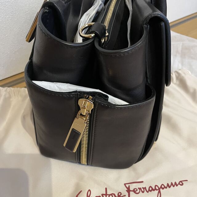 Salvatore Ferragamo(サルヴァトーレフェラガモ)のフェラガモ　ブラック　シック　新品美品　希少　プレゼント レディースのバッグ(ハンドバッグ)の商品写真