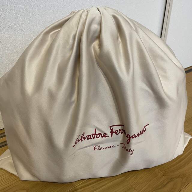 Salvatore Ferragamo(サルヴァトーレフェラガモ)のフェラガモ　ブラック　シック　新品美品　希少　プレゼント レディースのバッグ(ハンドバッグ)の商品写真