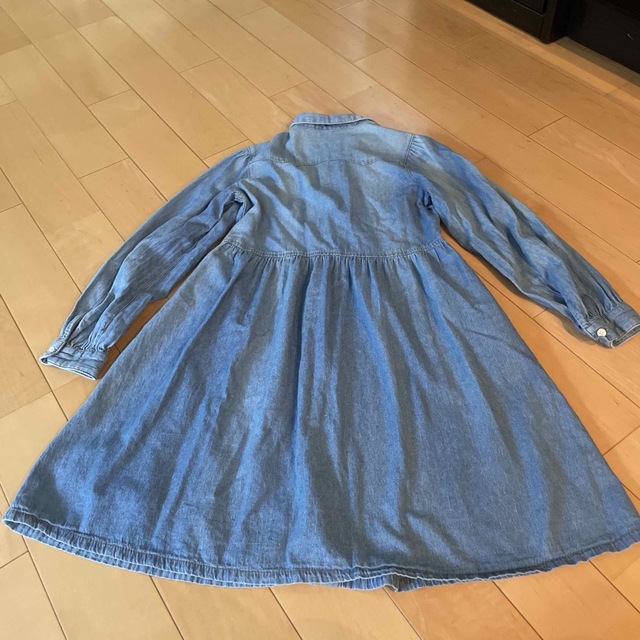 GU(ジーユー)のGU デニムシャツワンピース150 キッズ/ベビー/マタニティのキッズ服女の子用(90cm~)(ワンピース)の商品写真