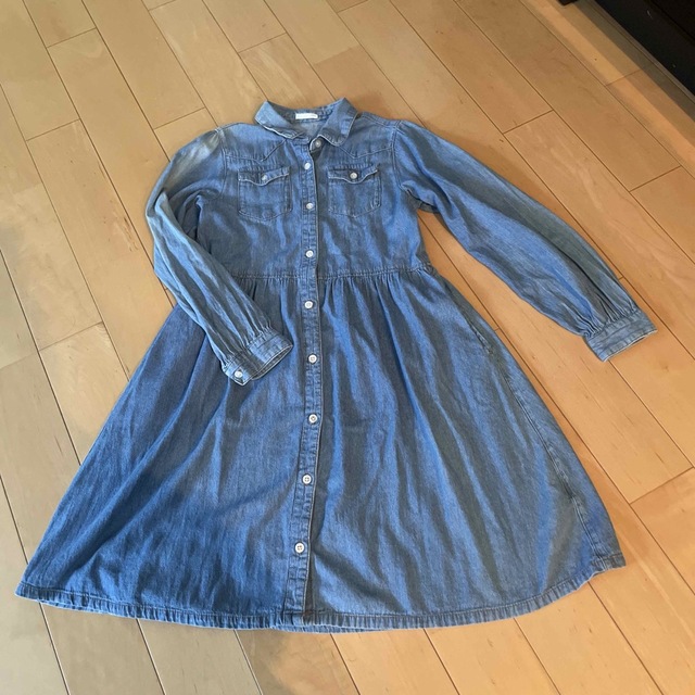 GU(ジーユー)のGU デニムシャツワンピース150 キッズ/ベビー/マタニティのキッズ服女の子用(90cm~)(ワンピース)の商品写真