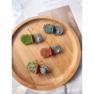 刺繍ブローチ　蝶々のブローチ　入学式　卒園式　卒業式 ハンドメイド(コサージュ/ブローチ)