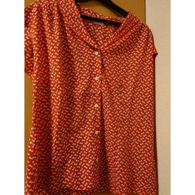 IENA(イエナ)のIENA  フェザープリント　ブラウス＆スカート　セットアップ レディースのトップス(シャツ/ブラウス(半袖/袖なし))の商品写真