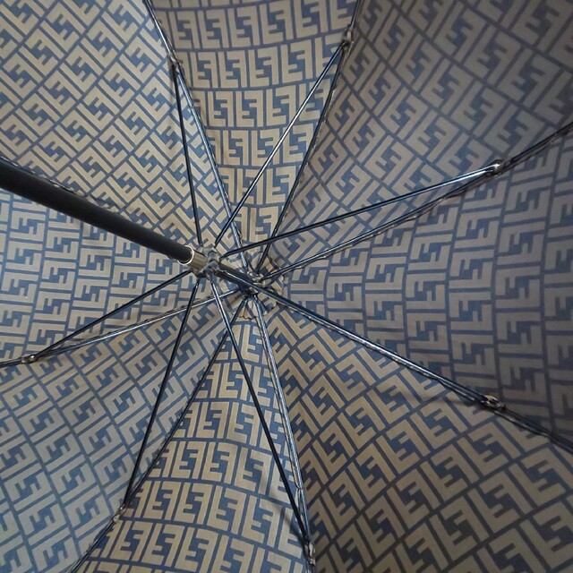 FENDI(フェンディ)の【極美品/廃盤】FENDI フェンディ ズッカ アンブレラ 長傘 イタリア製 レディースのファッション小物(傘)の商品写真
