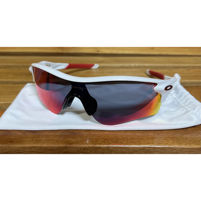 Oakley(オークリー)のOAKLEY レーダーロック　サングラス　ホワイト×レッド スポーツ/アウトドアの野球(ウェア)の商品写真