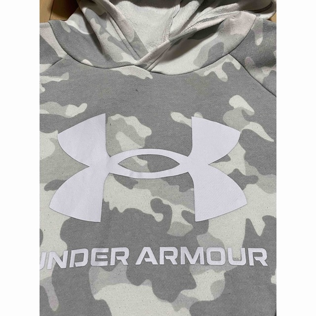 UNDER ARMOUR(アンダーアーマー)のアンダーアーマー☆フード付きパーカー160 キッズ/ベビー/マタニティのキッズ服男の子用(90cm~)(ジャケット/上着)の商品写真