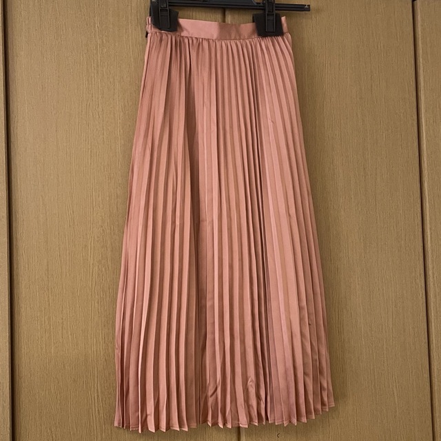 GU(ジーユー)のGU サテンプリーツスカート　オレンジ レディースのスカート(ロングスカート)の商品写真