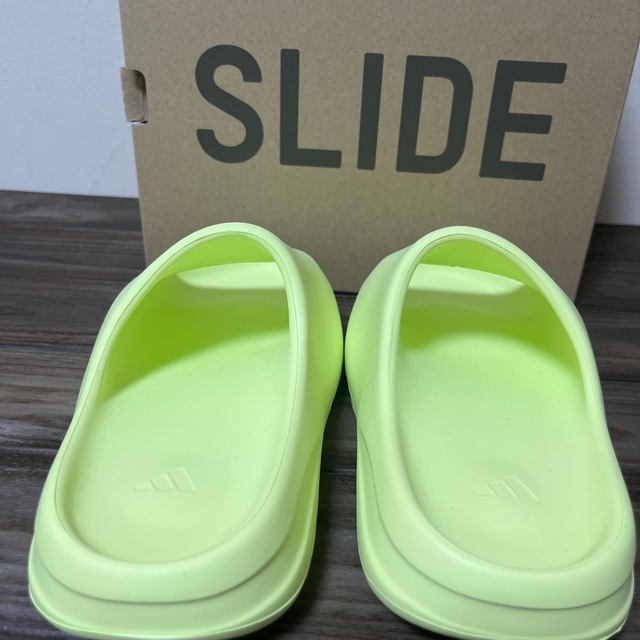 YEEZY（adidas）(イージー)のadidas YEEZY SLIDE レディースの靴/シューズ(サンダル)の商品写真