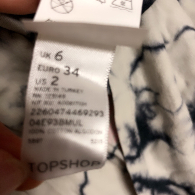 TOPSHOP(トップショップ)のTOPSHOP ノースリーズシャツ　新品未使用品　サイズ6  レディースのトップス(Tシャツ(半袖/袖なし))の商品写真