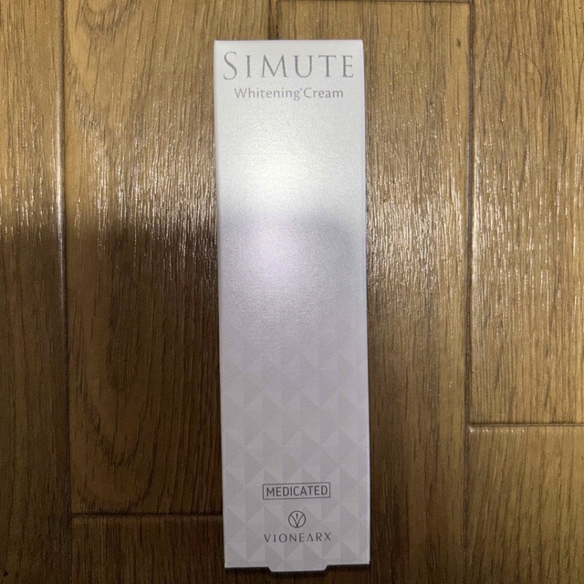 SIMUTE 30g 薬用美白クリーム オールインワン ゲル コスメ/美容のスキンケア/基礎化粧品(フェイスクリーム)の商品写真