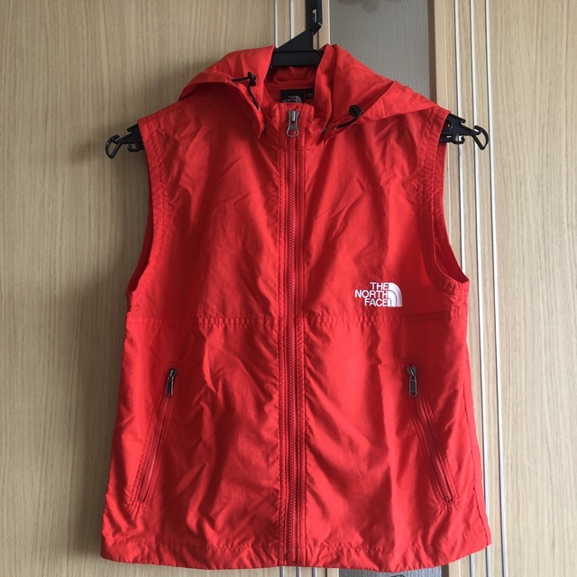 THE NORTH FACE(ザノースフェイス)のTHE NORTH FACE 130cm ベスト(フード付) キッズ/ベビー/マタニティのキッズ服女の子用(90cm~)(ジャケット/上着)の商品写真