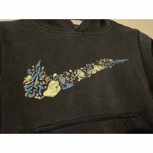 NIKE(ナイキ)のこども用パーカー　NIKE ナイキ　黒　刺繍 キッズ/ベビー/マタニティのキッズ服男の子用(90cm~)(Tシャツ/カットソー)の商品写真