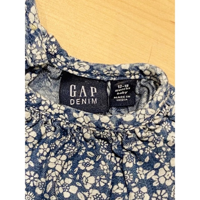 babyGAP(ベビーギャップ)のbabyGAP デニム　小花柄トップス　チュニック　サイズ90 キッズ/ベビー/マタニティのキッズ服女の子用(90cm~)(その他)の商品写真