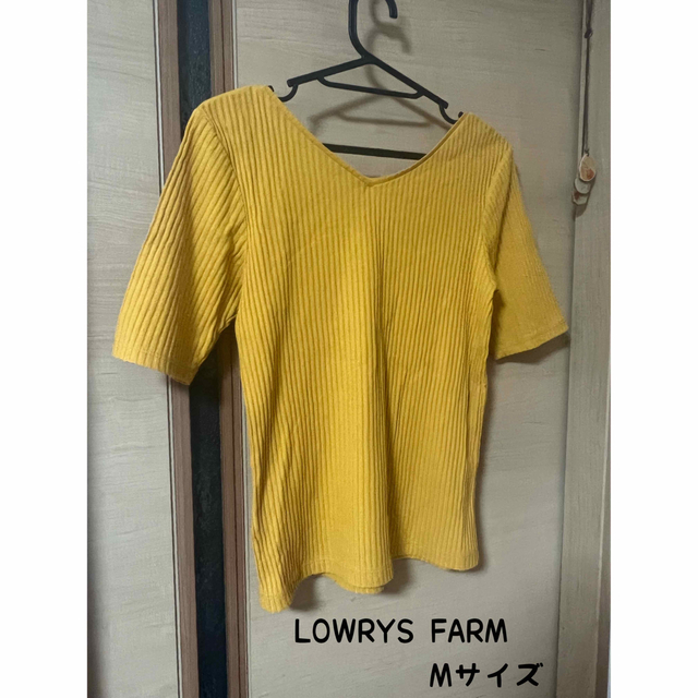 LOWRYS FARM(ローリーズファーム)のLOWRYS FARM トップス　Tシャツ　カットソー　Ｖネック　黄色　半袖 レディースのトップス(カットソー(半袖/袖なし))の商品写真