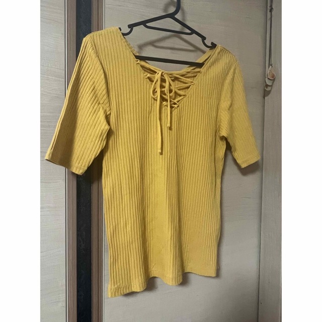 LOWRYS FARM(ローリーズファーム)のLOWRYS FARM トップス　Tシャツ　カットソー　Ｖネック　黄色　半袖 レディースのトップス(カットソー(半袖/袖なし))の商品写真