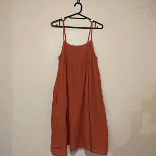 ユニクロ(UNIQLO)のワンピース　キャミワンピ　夏　薄い　涼しい　オレンジ　赤(ひざ丈ワンピース)