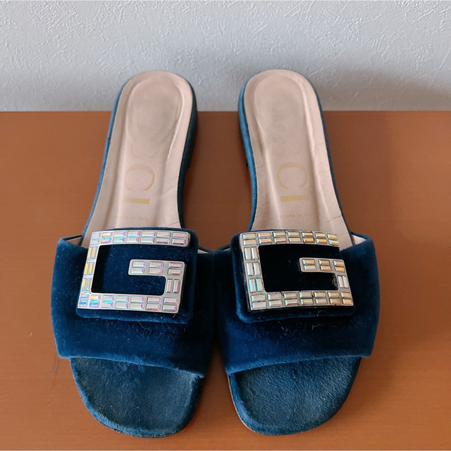 Gucci(グッチ)のグッチ クリスタルビジューGベロアサンダル ネイビー レディース 551445 レディースの靴/シューズ(サンダル)の商品写真