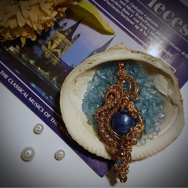 大玉15mm 宝石質 天然色のカイヤナイト　コイル巻きペンダント ハンドメイドのアクセサリー(ネックレス)の商品写真