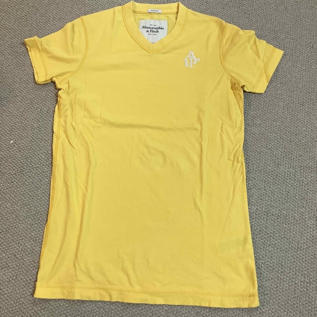 Abercrombie&Fitch(アバクロンビーアンドフィッチ)の美品　アバクロ　黄色　Vネック　メンズSサイズ　半袖Tシャツ メンズのトップス(Tシャツ/カットソー(半袖/袖なし))の商品写真