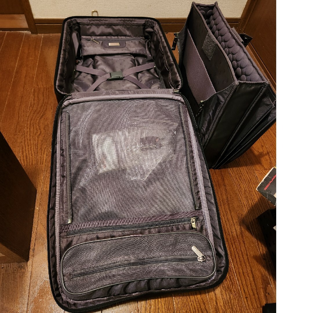 TUMI(トゥミ)の【美品&貴重&特価75,000円❗】トュミTUMI 革製ビジネスキャリーバッグ レディースのバッグ(スーツケース/キャリーバッグ)の商品写真