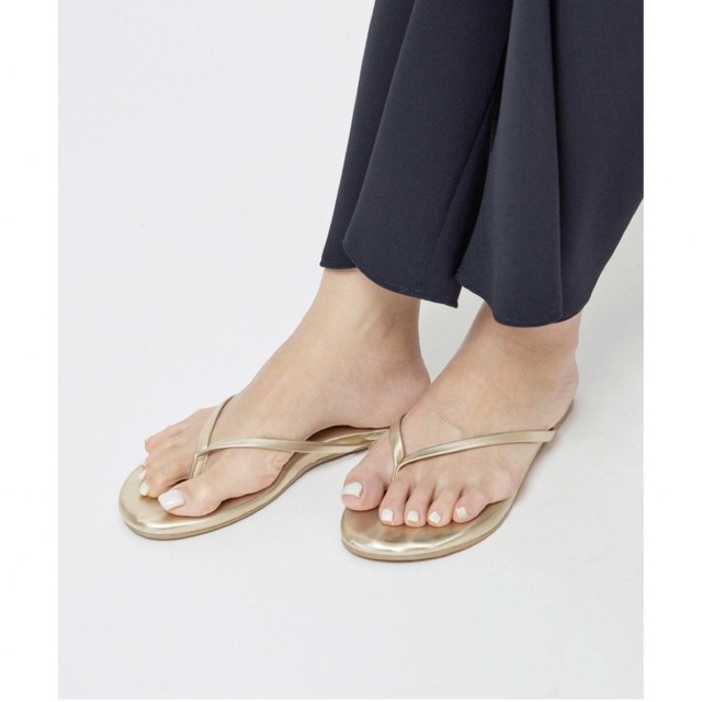 L'Appartement DEUXIEME CLASSE(アパルトモンドゥーズィエムクラス)の★美品★ AP STUDIO 【ソレイ シー】GOLD tongs sandal レディースの靴/シューズ(サンダル)の商品写真